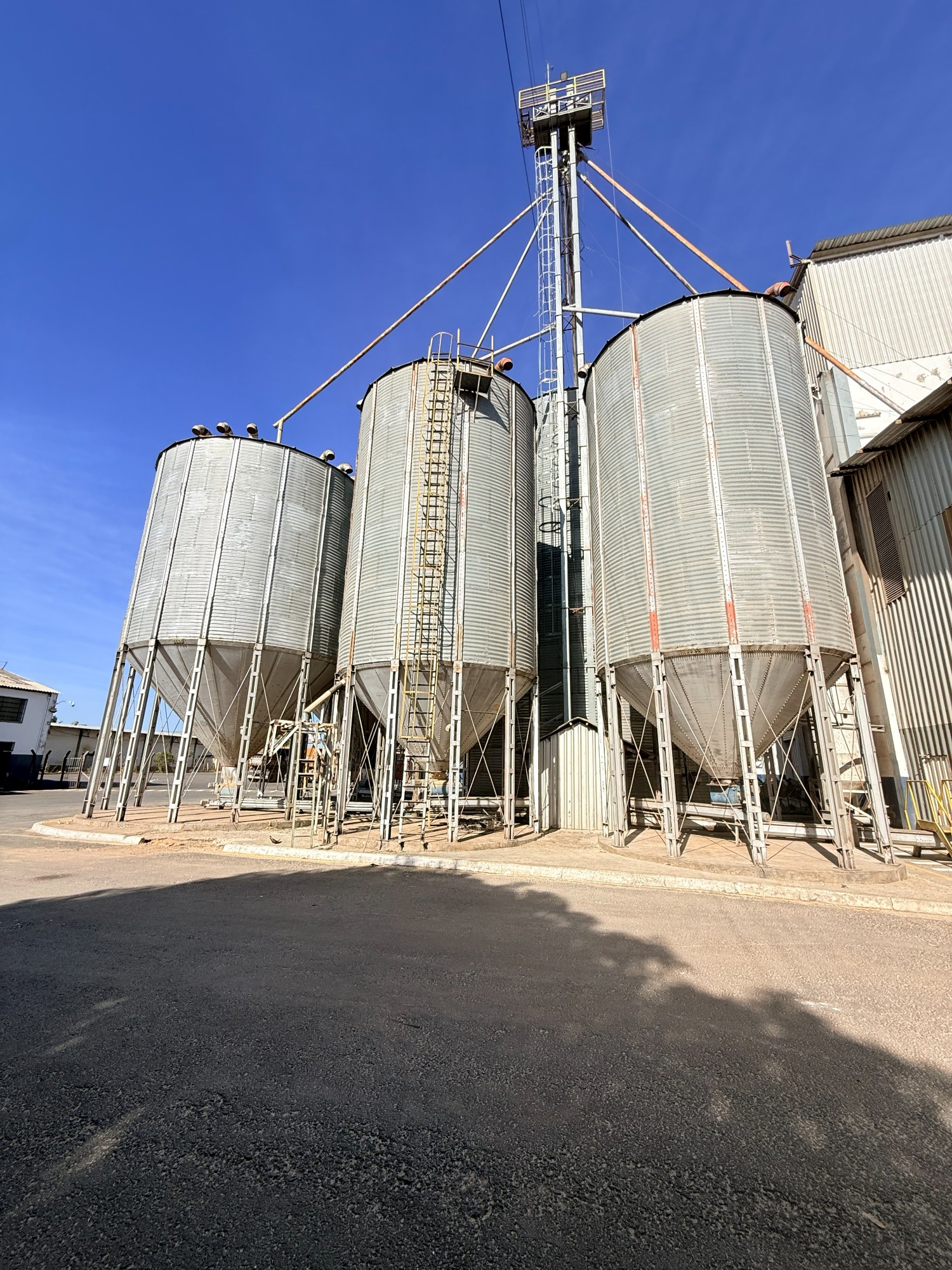 Silos de armazenamento da Moinho Centro Norte