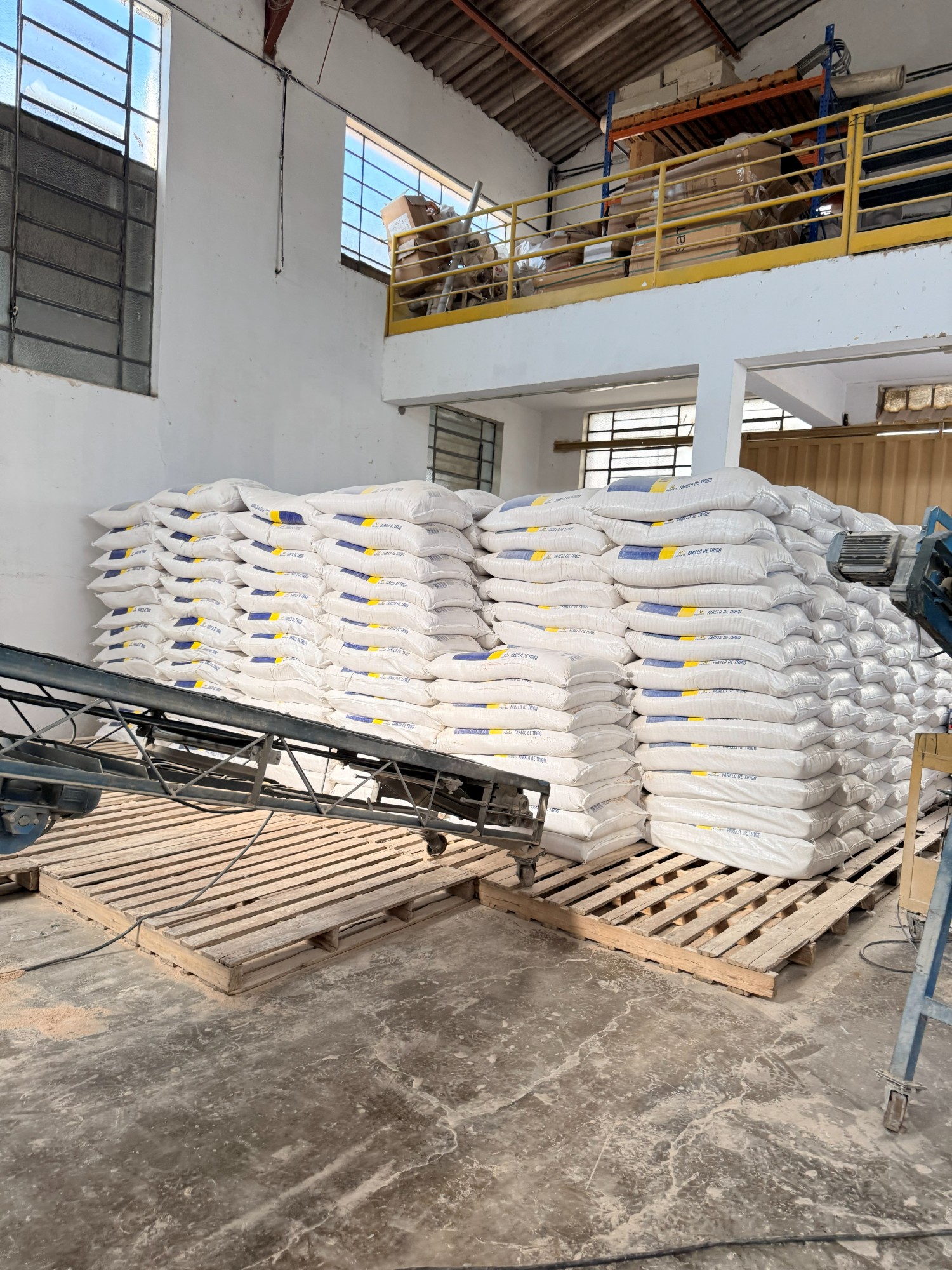 Armazém com sacas de farelo de trigo