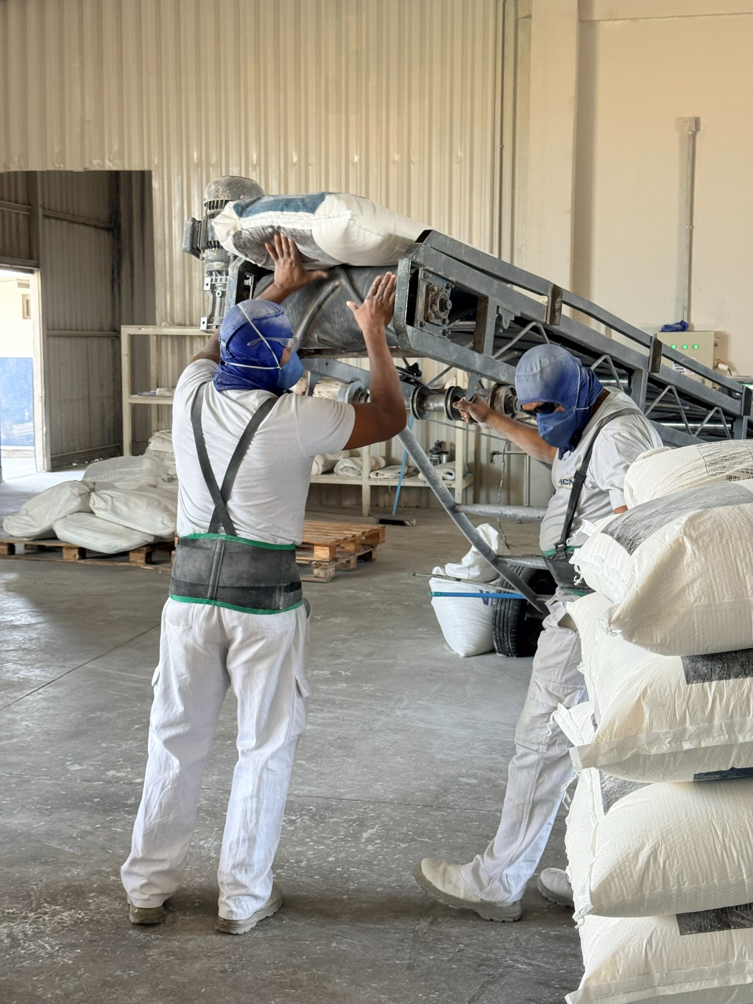 Operários da Moinho Centro Norte na linha de produção